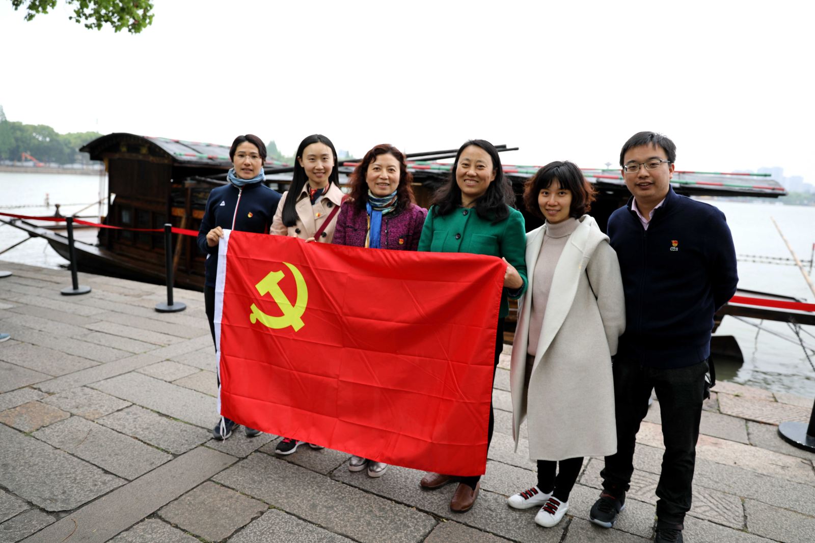 学习“红船精神”  不忘初心 牢记使命 --华东师大计算机科学与beat365在线体育官网党委与市科委计划处党支部赴嘉兴南湖学习